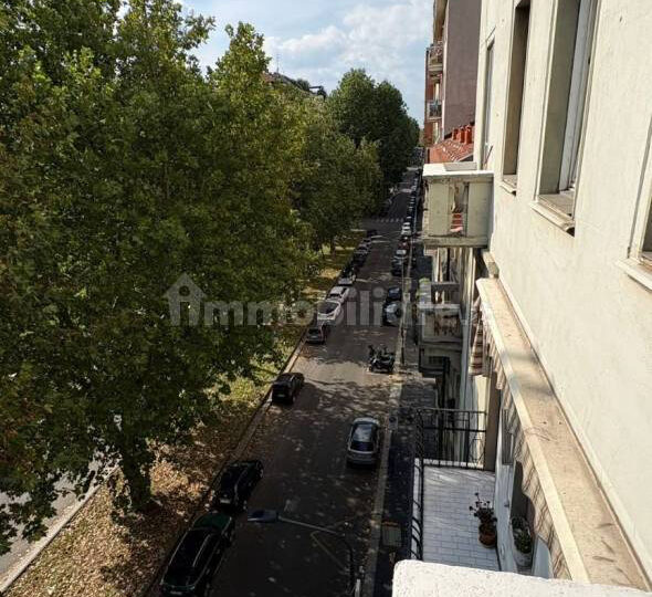 In vendita bilocale finemente ristrutturato a Milano, zona cenisio